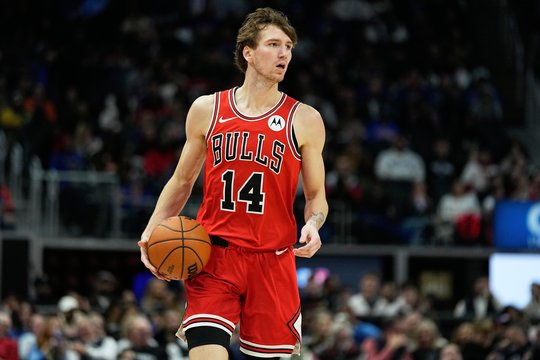 M. Buzelis buvo „numarintas“ ant suolo, bet „Bulls“ išgelbėjo juodkalniečio aukštaūgio dvitaškis