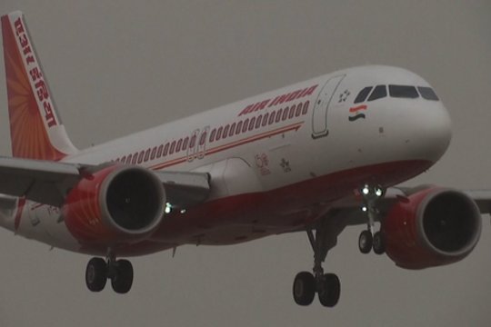 Įtampa su JAV kaista: Iranas nakčiai uždarė oro erdvę visiems komerciniams skrydžiams