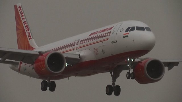 Įtampa su JAV kaista: Iranas nakčiai uždarė oro erdvę visiems komerciniams skrydžiams