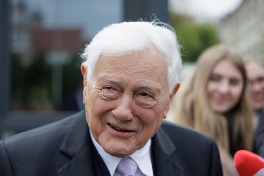 Sušlubavus sveikatai į ligoninę paguldytas V. Adamkus