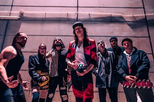 „Gogol Bordello“ pristato naują dainą: vaizdo klipe filmavosi Holivudo žvaigždė Lievas Schreiberis