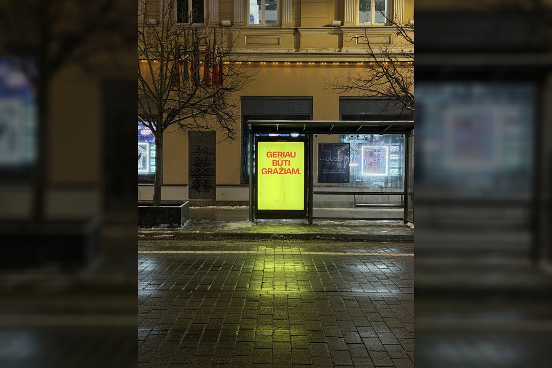 Reklama autobusų stotelėje pribloškė vilnietį: „Gėda“