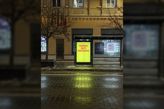 Reklama autobusų stotelėje pribloškė vilnietį: „Gėda“