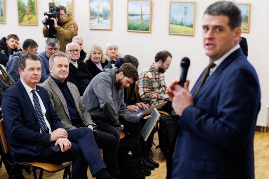 R. Žemaitaičio vizitas Lazdijuose: pasišaipė iš kariuomenės, pasirodęs A. Valinskas patarė pasižiūrėti į Bučos nuotraukas