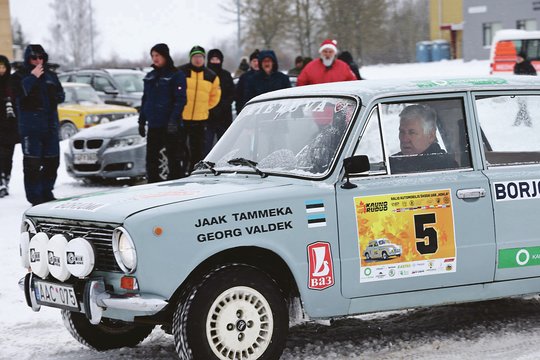 Veteranai kaitino padangas: sniegas ir šaltis trasoje – ne kliūtis
