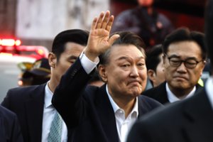 Buvęs Pietų Korėjos prezidentas Yoon Suk Yeolas nuteistas penkerius metus kalėti