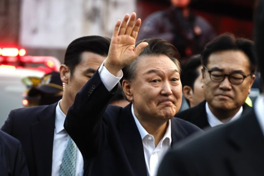 Buvęs Pietų Korėjos prezidentas Yoon Suk Yeolas nuteistas penkerius metus kalėti