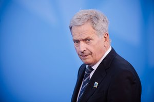 Buvęs Suomijos prezidentas: paimkime NATO į Europos rankas