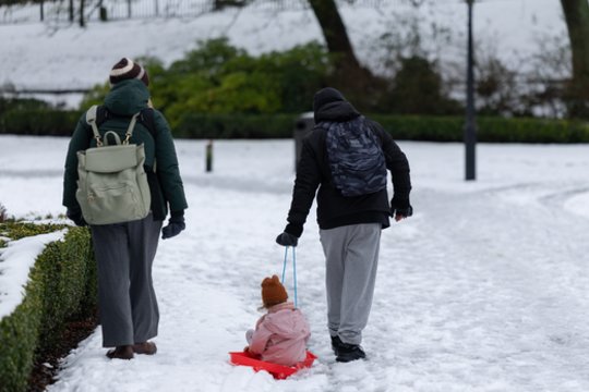 Jungtinei Karalystei – įspėjimas dėl galimos porcijos sniego: Škotijos kalnuose gali iškristi iki 80 cm