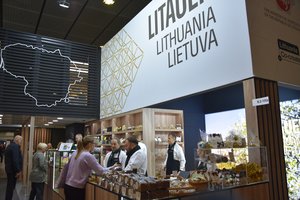 Vokiečiai išsirikiavo prie lietuviškos duonos ir alaus, smalsiai tepasi kremu ir gausiai perka