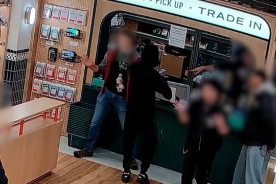 Pamatykite: ginkluoti plėšikai Niujorke pavogė „pokemonų“ kortelių už daugiau nei 100 tūkst. dolerių