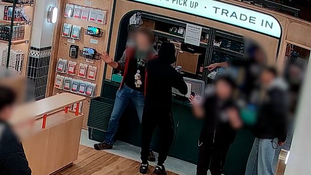 Pamatykite: ginkluoti plėšikai Niujorke pavogė „pokemonų“ kortelių už daugiau nei 100 tūkst. dolerių