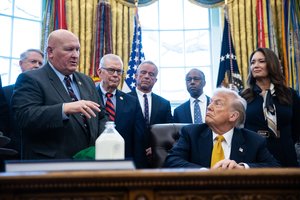 Internete išplito skandalingas D. Trumpo vaizdo įrašas: skelbiant svarbų sprendimą užsnūdo