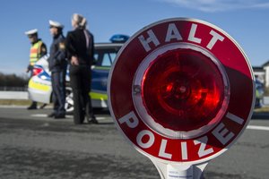 Vokietijoje teisės vairuoti neturintis asmuo nuo policijos spruko neįtikėtinu greičiu