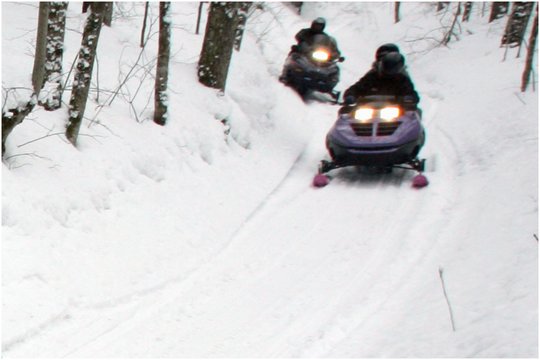 Policija po avarijos sprendžia rebusą, kuris iš dviejų vyrų vairavo sniego motociklą: girtas ar blaivas