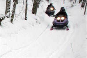 Policija po avarijos sprendžia rebusą, kuris iš dviejų vyrų vairavo sniego motociklą: girtas ar blaivas