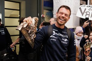 Oro uoste minios sutiktas Dakaro karalius V. Žala kaip padėką ir saldainius norėjo dovanoti: „Dabar svarbu, kad galvoje neįvyktų skersvėjai“