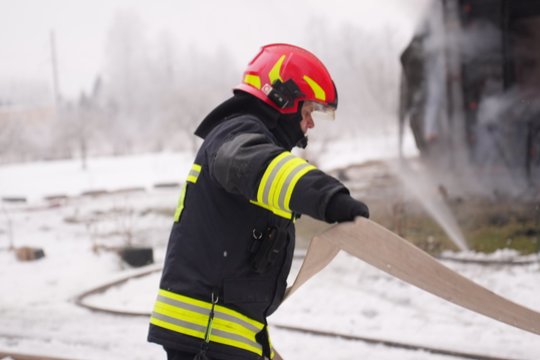 Šaltą savaitgalį Lietuvoje kilo 165 gaisrai, žuvo du žmonės