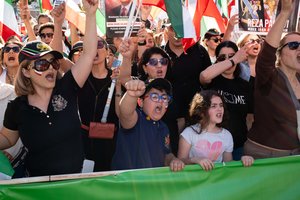 Los Andžele – tūkstantinės demonstracijos protestuojantiems iraniečiams palaikyti