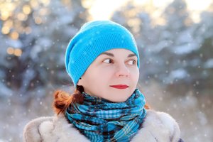 Žiemos šalčiai – išbandymas veido odai: vaistininkė pataria, kaip turėtų keistis veido priežiūros rutina