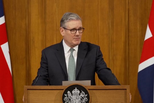 K. Starmeris nemano, kad D. Trumpas svarsto karinius veiksmus Grenlandijoje: reikia išspręsti diskutuojant