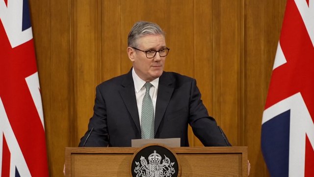 K. Starmeris nemano, kad D. Trumpas svarsto karinius veiksmus Grenlandijoje: reikia išspręsti diskutuojant