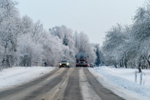 Greta Vilniaus susidūrė vilkikas ir „Opel“ – nukentėjo žmogus