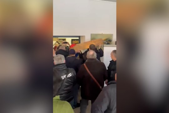 Simpatijų R. Žemaitaičiui nejaučia ir Vilkaviškis: užfiksavo susirėmimą su protestavusiu jaunuoliu