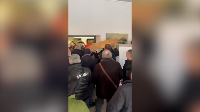 Simpatijų R. Žemaitaičiui nejaučia ir Vilkaviškis: užfiksavo susirėmimą su protestavusiu jaunuoliu