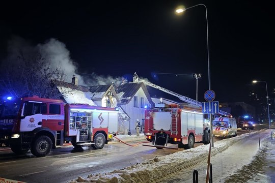 Vilniuje užsiliepsnojus namui nukentėjo vienas žmogus: nufilmavo įvykio vietą
