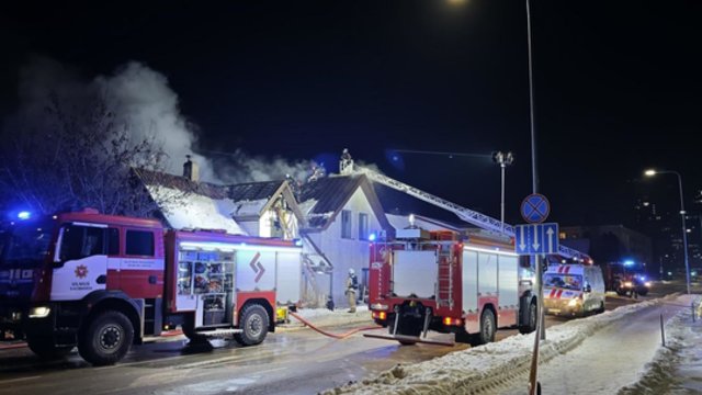 Vilniuje užsiliepsnojus namui nukentėjo vienas žmogus: nufilmavo įvykio vietą