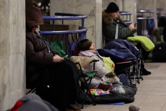 Dėl didžiulės rusų atakos Kyjive kone 6 tūkst. pastatų liko be šildymo: žmonės glaudžiasi metro 