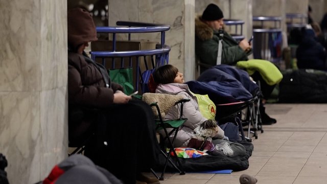 Dėl didžiulės rusų atakos Kyjive kone 6 tūkst. pastatų liko be šildymo: žmonės glaudžiasi metro 