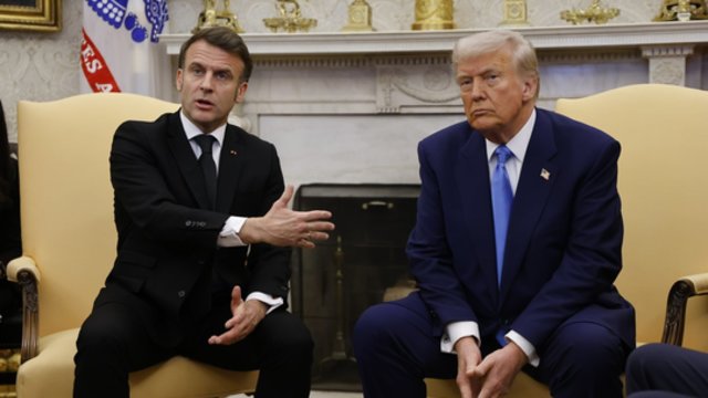 D. Trumpas pagrasino E. Macronui milžiniškais muitais: paveiktų alkoholio kainas