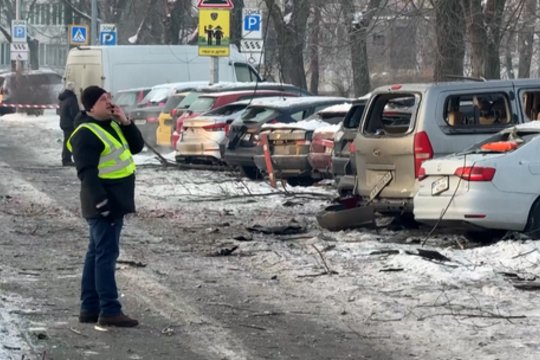 Rusų dronų nuolaužos skriejo netoli mokyklos Kyjive: apgadinta įstaiga, dužo automobilių langai