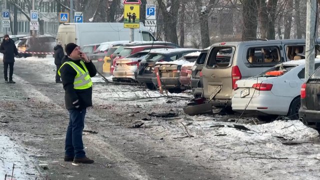 Rusų dronų nuolaužos skriejo netoli mokyklos Kyjive: apgadinta įstaiga, dužo automobilių langai