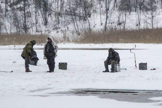 Žiema lepina poledinės žūklės entuziastus: vilioja ne tik galimybė pagauti didįjį gyvenimo laimikį