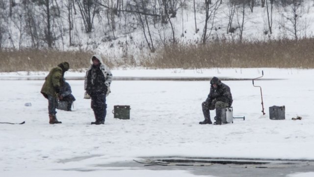 Žiema lepina poledinės žūklės entuziastus: vilioja ne tik galimybė pagauti didįjį gyvenimo laimikį