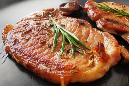 Sultingas kiaulienos kumpis: mėsa bus skaniai apskrudusi, nepraradusi savo sulčių