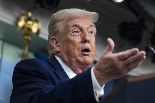 Baltuosiuose rūmuose – D. Trumpo abejonės NATO ir mįslingas atsakymas dėl Grenlandijos: „Sužinosite“