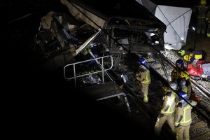 Ispanijoje – dar viena tragedija: nuo bėgių nuvažiavus traukiniui žuvo mašinistas, sužeisti 37 žmonės