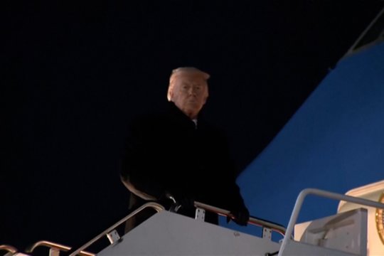 D. Trumpo skrydis į Davosą neapsiėjo be trikdžių: lėktuvui teko apsisukti