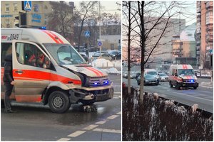 Vilniuje susidūrė su švyturėliais važiavęs greitosios automobilis ir „Volvo“ – nukentėjo žmogus