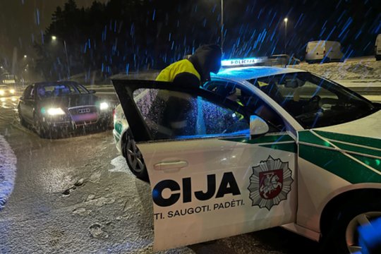 Keistas giminaičių konfliktas kelyje – išmetė iš automobilio ir nuvažiavo