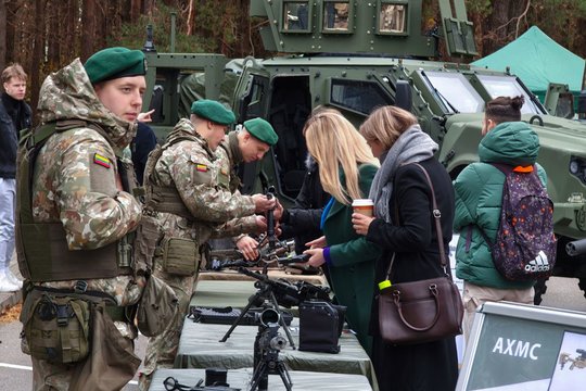 Keturių darbo dienų savaitė galėtų prisidėti ir prie šalies saugumo: įvardijo, kaip