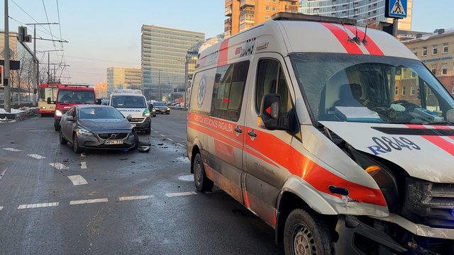 Judrioje Vilniaus gatvėje – skaudus „Volvo“ ir GMP automobilio susidūrimas: nukentėjo vienas žmogus