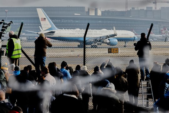 D. Trumpo lėktuvas nusileido Šveicarijoje: vyks į Davosą