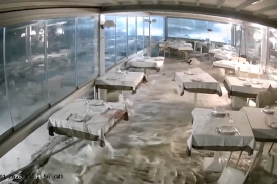 Užfiksavo, kaip Sicilijoje pajūrio restoraną užliejo banga: laimei, žmonių nebuvo