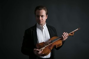 Nuo pirmųjų garsų namuose iki prestižinių scenų: LVSO koncertmeisteris K. Keller atskleidė muzikos pasaulio užkulisius