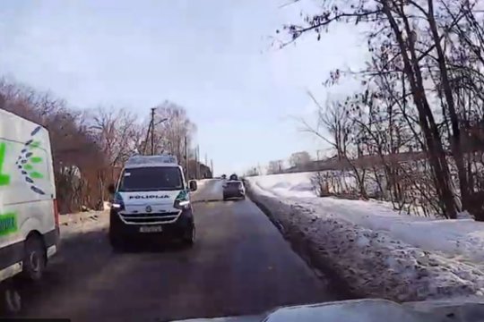 Kauniečius pritrenkė policijos automobilio manevras: paaiškėjo, kad vairavo ne pareigūnas